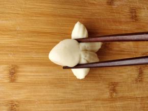 把四片尾部的尖端捏和一下，再用筷子如图夹一下，这样发酵之后不容易分层。