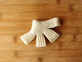 用叉子在面片上压出条形的花纹。