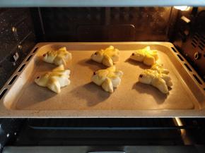 把烤盘放入烤箱中层，设置发酵温度30度，发酵15分钟后，开上下火160度，烤15分钟。