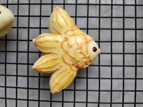 在小鱼的表面画出交错的弧形鱼鳞和尾部的条纹，一条小鱼就做好了。