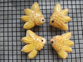 将所有小鱼都这样画好，待巧克力凝固就可以吃了。