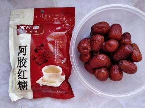 准备好红枣和甘汁园阿胶红糖。熟化的阿胶研磨成粉加入红糖中，更容易被人体吸收，而且没有异味，口感也更好些。