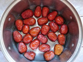 将红枣用水清洗干净。如果红枣比较干，可以泡一会儿，以清除褶皱里的杂质。