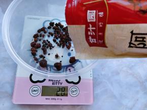 称量好阿胶红糖。我用的糖：枣比例是2：5，这个甜度口感适中。