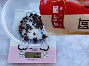 称量好阿胶红糖。我用的糖：枣比例是2：5，这个甜度口感适中。