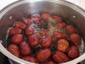 锅里加入阿胶红糖和水，大火煮沸。水量以盖过红枣再稍多一些的程度。这时锅边会有少许泡沫，是阿胶红糖中的杂质，量很少可忽略不计。有的朋友用那种“手工红糖”，提纯工艺不到位的话，杂质会很多。