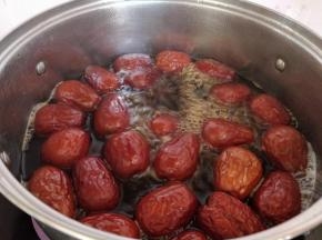 锅里加入阿胶红糖和水，大火煮沸。水量以盖过红枣再稍多一些的程度。这时锅边会有少许泡沫，是阿胶红糖中的杂质，量很少可忽略不计。有的朋友用那种“手工红糖”，提纯工艺不到位的话，杂质会很多。