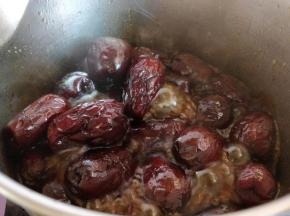 煮沸后改成小火煮，中途不要频繁搅动，以免将红枣弄碎。大约煮20分钟左右，具体时间根据锅的大小，水的多少，酌情增减。