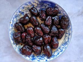 最后大火收汁到剩余少许，将红枣从锅中倒出，晾凉即可。