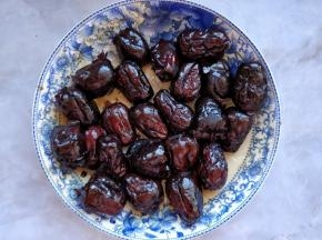最后大火收汁到剩余少许，将红枣从锅中倒出，晾凉即可。