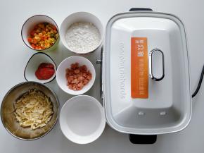 准备好各种食材，培根切碎块，马苏里拉芝士提前解冻。