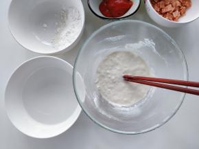 将温水逐次少量加入面粉中，用筷子搅拌成粘稠的糊状。