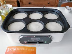 将面糊倒入摊平，开中火加热的同时，可以盖上盖子，这样做出来的饼底更容易熟，口感也更湿润柔软。