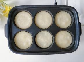 待薄饼底部凝固（约2分钟），翻面继续加热。