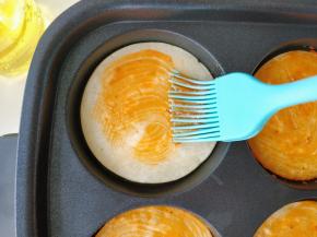 再加热2分钟左右，在饼底上刷匀披萨酱。