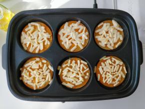 均匀地撒上马苏里拉芝士碎。