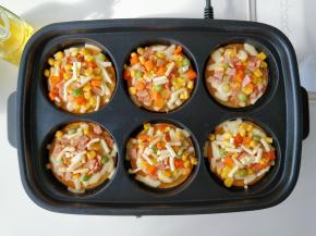 再撒上什锦菜和培根，表面撒少许芝士碎。