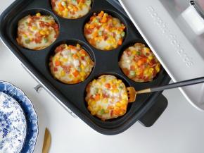 从烤盘中取出，放入盘中，就可以趁热食用了。