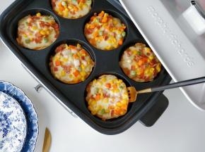 从烤盘中取出，放入盘中，就可以趁热食用了。