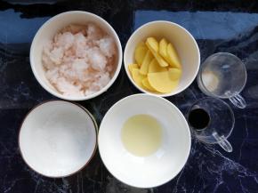 准备好各种食材，虾肉剁成小块或搅打成虾泥。