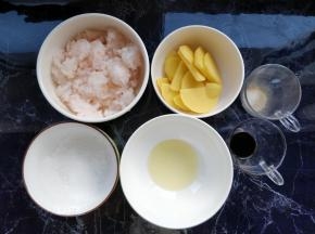 准备好各种食材，虾肉剁成小块或搅打成虾泥。
