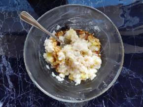 将土豆碾碎，加入虾肉、盐、淀粉、生抽和白胡椒粉搅匀。