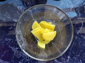 土豆去皮切厚片，放入碗中，盖好保鲜膜，入微波炉高火加热三分钟到熟烂