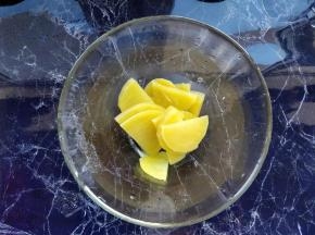 土豆去皮切厚片，放入碗中，盖好保鲜膜，入微波炉高火加热三分钟到熟烂