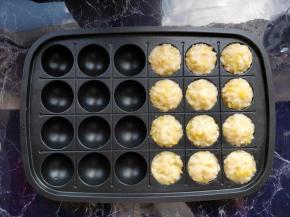 将搅好的虾肉土豆泥舀入丸子盘模具中。标注的食材用量可做12个丸子。