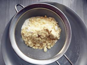 杏仁粉与糖粉拌匀过筛（混合物为tpt）。杏仁粉不要单独过筛，会出油。用马卡龙专用杏仁粉会提高成功率。