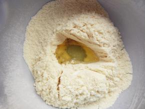 将蛋清倒入tpt中间挖的坑里，表面盖住，备用。