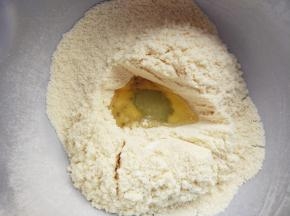 将蛋清倒入tpt中间挖的坑里，表面盖住，备用。