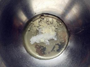 加热糖水的同时，将蛋清加蛋白粉，细砂糖混合打发。如果没有蛋白粉，可以将蛋清用保鲜膜盖住，入冰箱冷藏一晚，变成老化蛋白后使用。但是用蛋白粉更加方便。