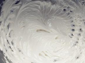 这时将达到温度的糖水，分五六次倒入打发的蛋清中，每次倒入不要浇到打蛋头上，每次高速打发至融合后，再倒入下一次，直至全部加完，并打出油漆般的光泽（蛋白霜）。