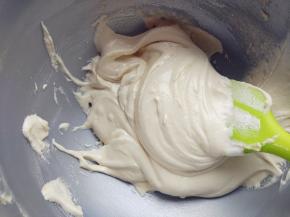 再分两次倒入剩余的蛋白霜，用切拌的方法拌匀。注意手法，避免消泡。