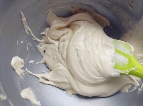再分两次倒入剩余的蛋白霜，用切拌的方法拌匀。注意手法，避免消泡。