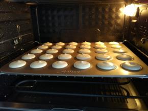 放入烤箱中下层，开热风循环30度，晾皮10分钟左右，至表面不黏手状态。