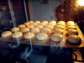 直接在烤箱中下层，上火155度，下火165度，大约烤12-15分钟，具体时间和温度要根据不同烤箱实际炉温，挤的个头大小，酌情增减。