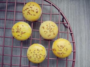 取出晾凉，表面刷少许蛋黄液，撒少许芝麻，入炉稍上色1分钟即可。