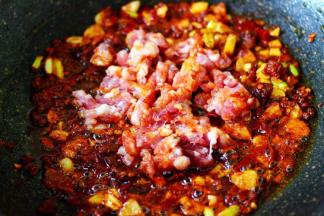 加入猪肉馅继续用锅铲翻炒片刻。