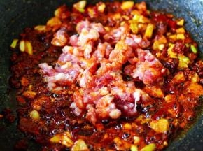 加入猪肉馅继续用锅铲翻炒片刻。