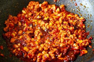 直至猪肉末断生变色的时候。