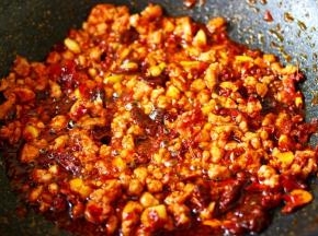 直至猪肉末断生变色的时候。