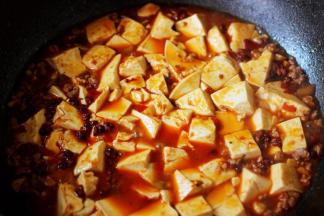 大火煮沸后转小火慢慢炖煮至豆腐变红，汤汁变浓稠时。