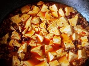 大火煮沸后转小火慢慢炖煮至豆腐变红，汤汁变浓稠时。