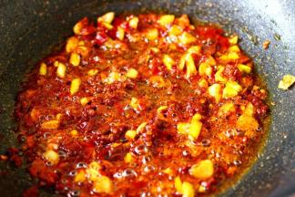 加入郫县豆瓣酱翻炒出红油。