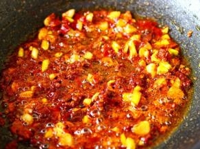 加入郫县豆瓣酱翻炒出红油。