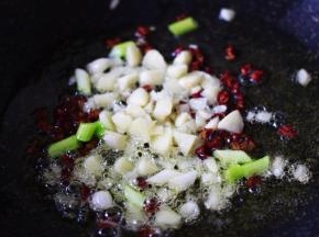 热锅倒入花生油烧至六成热时，加入花椒粒小火慢慢炸出香味后，放入葱姜丝爆香。