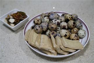 备好如图所用食材，一份鹌鹑蛋，一份豆干，一份卤料。