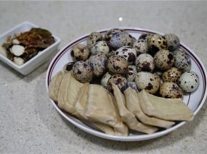 备好如图所用食材，一份鹌鹑蛋，一份豆干，一份卤料。
